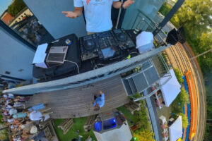 Cooles DJ Entertainment auf der Terrasse