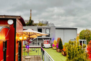 Stellwerk-Locations München: Blick vom Barwagen auf Terrasse und Loft